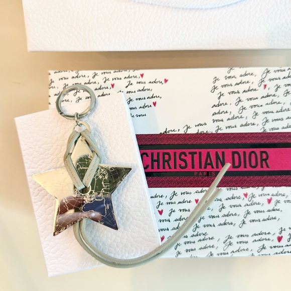 Dior Metallic Star Keychain, Valentine’s edition box and Dior shopping bag. - Picture 2 of 2